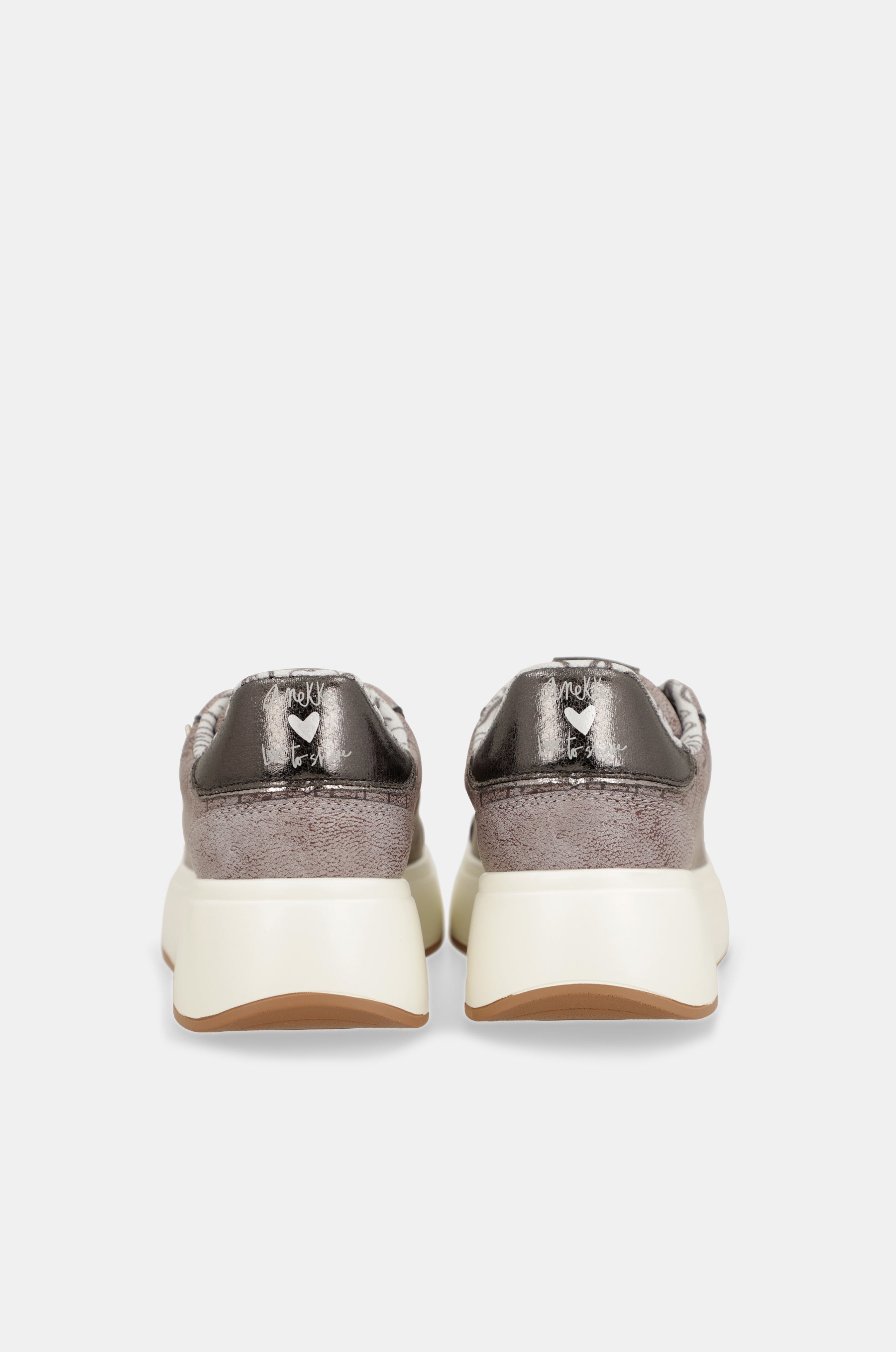 Casual ecru sneakers