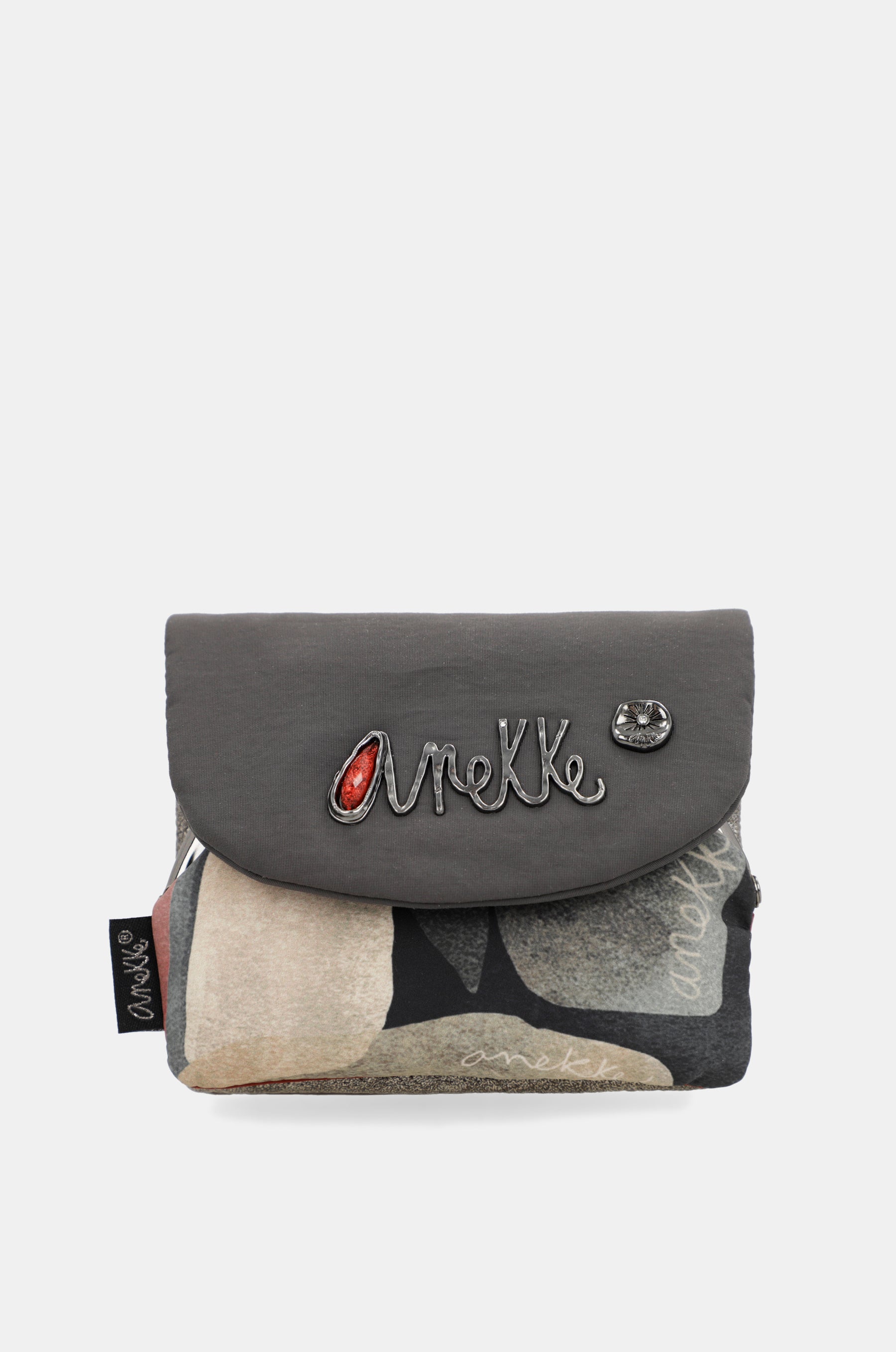 Imaginary coin purse with flap