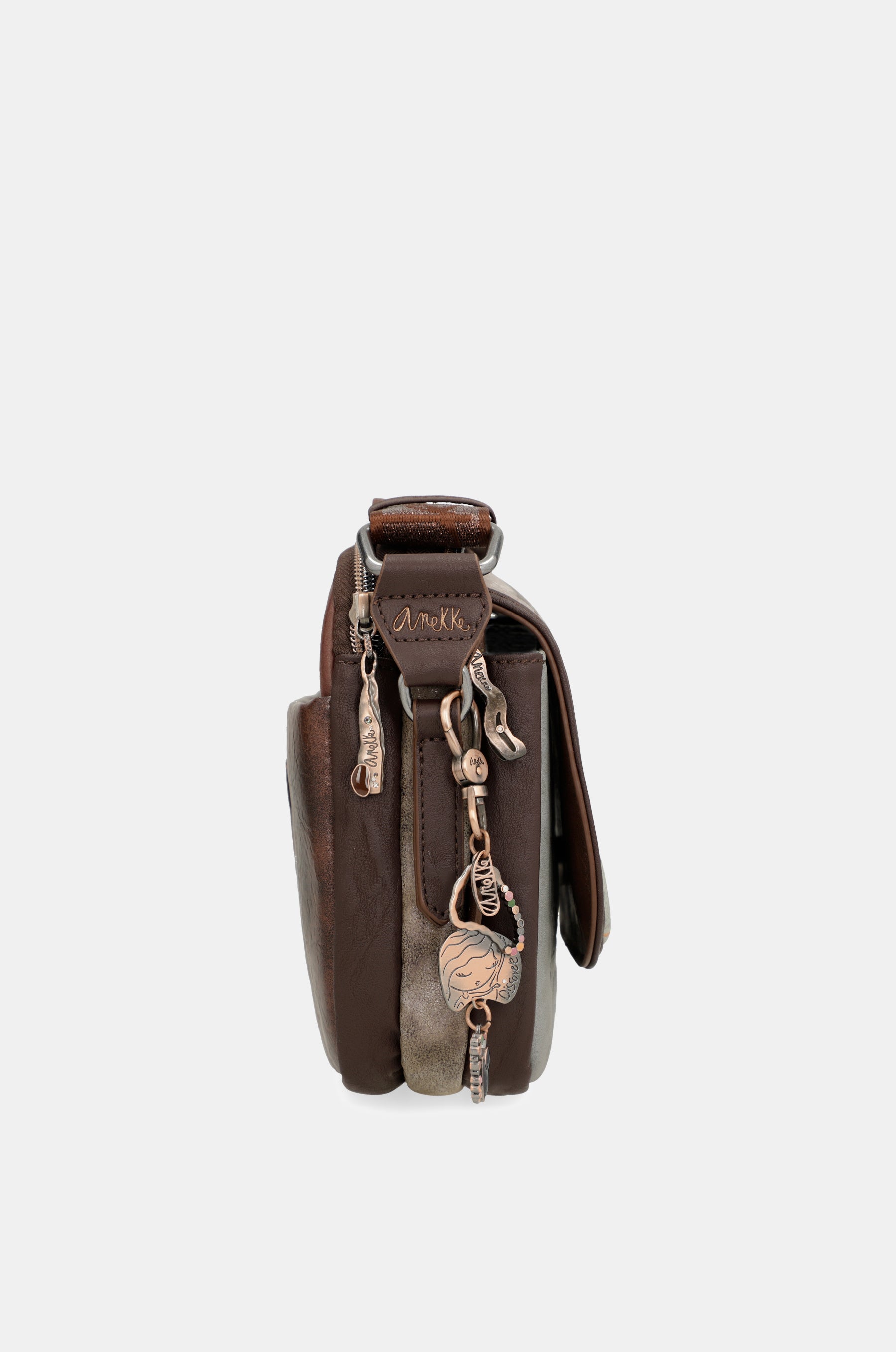 Outer crossbody bag with flap