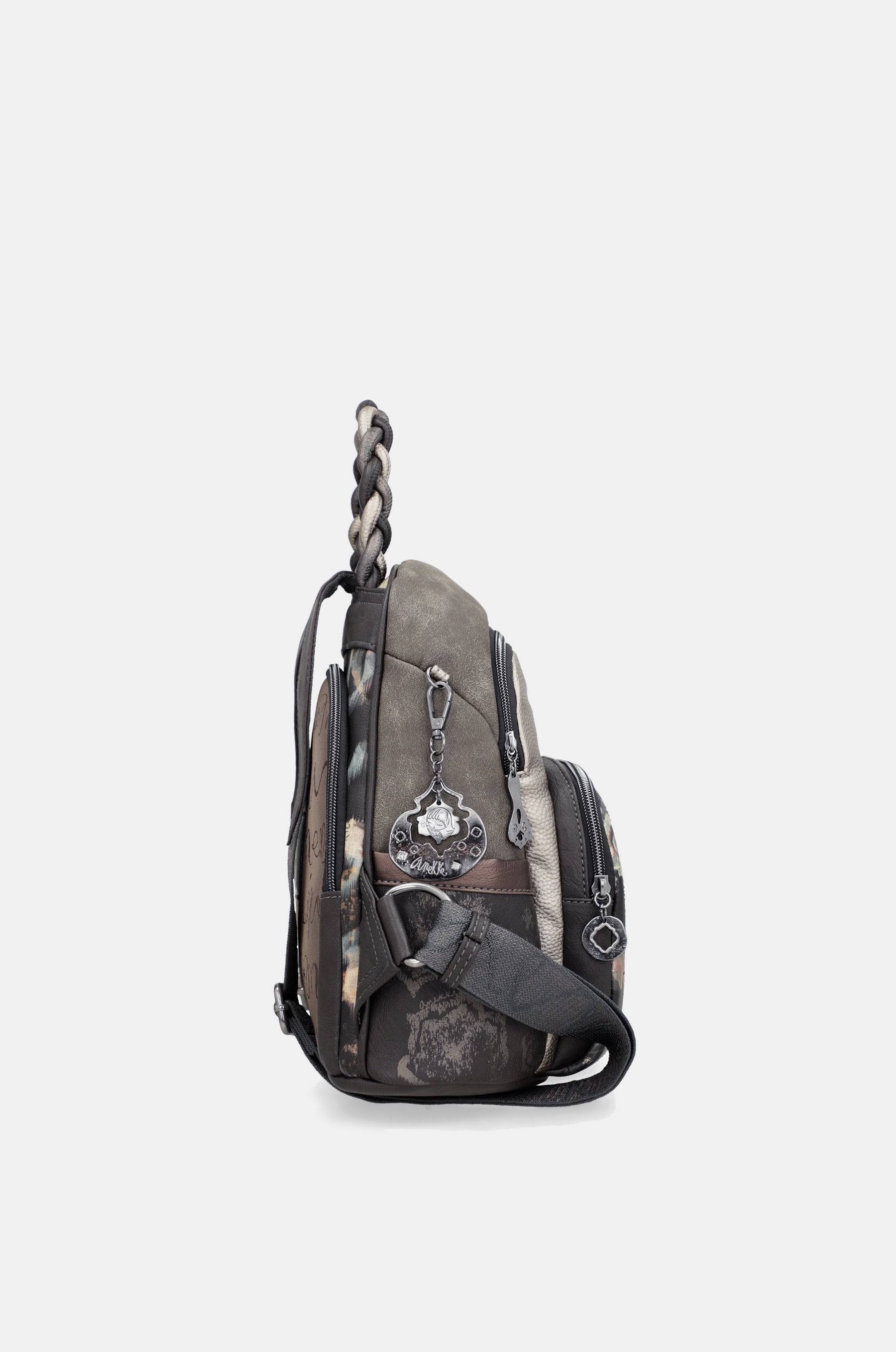 Manifesto anti-theft backpack