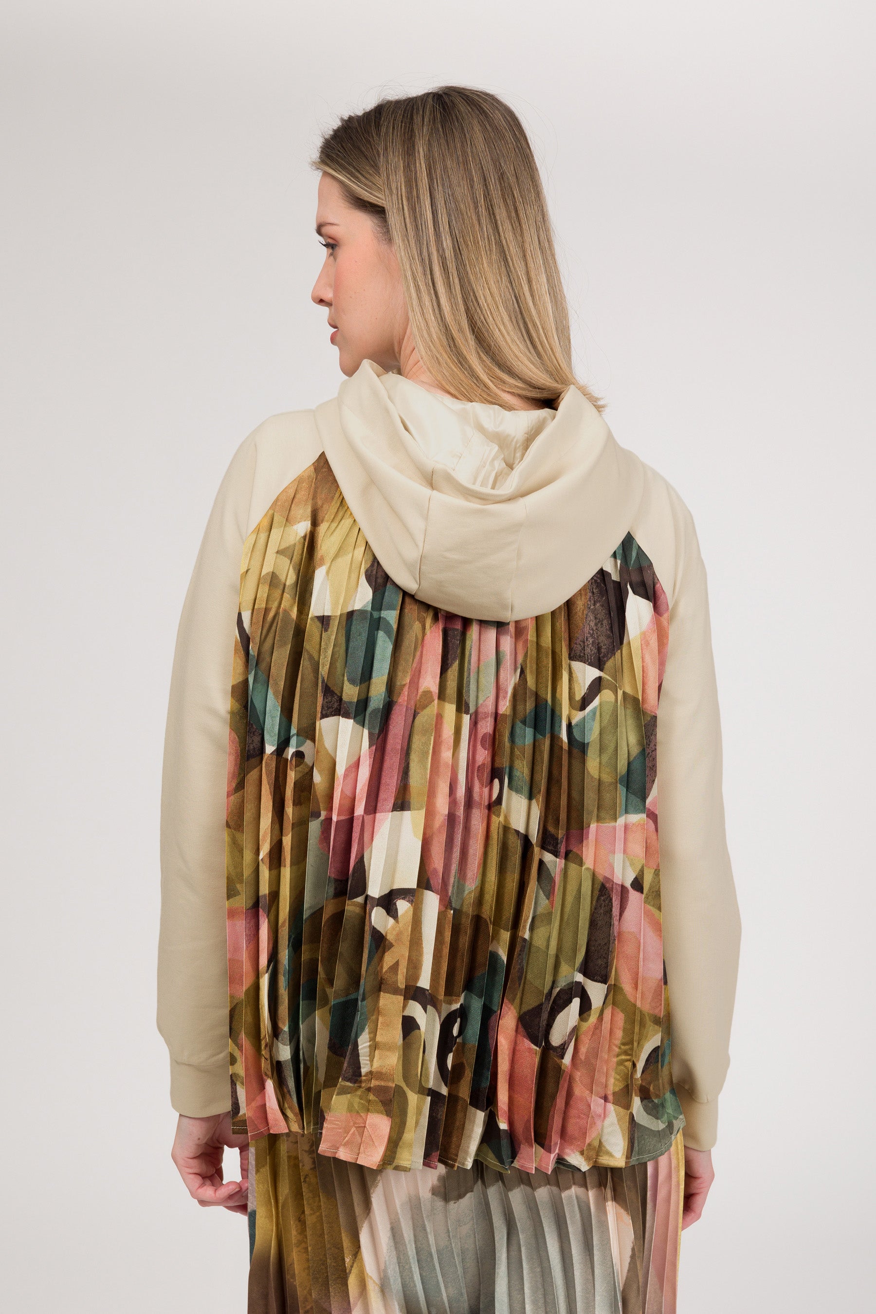 Sweatshirt with pleated hood