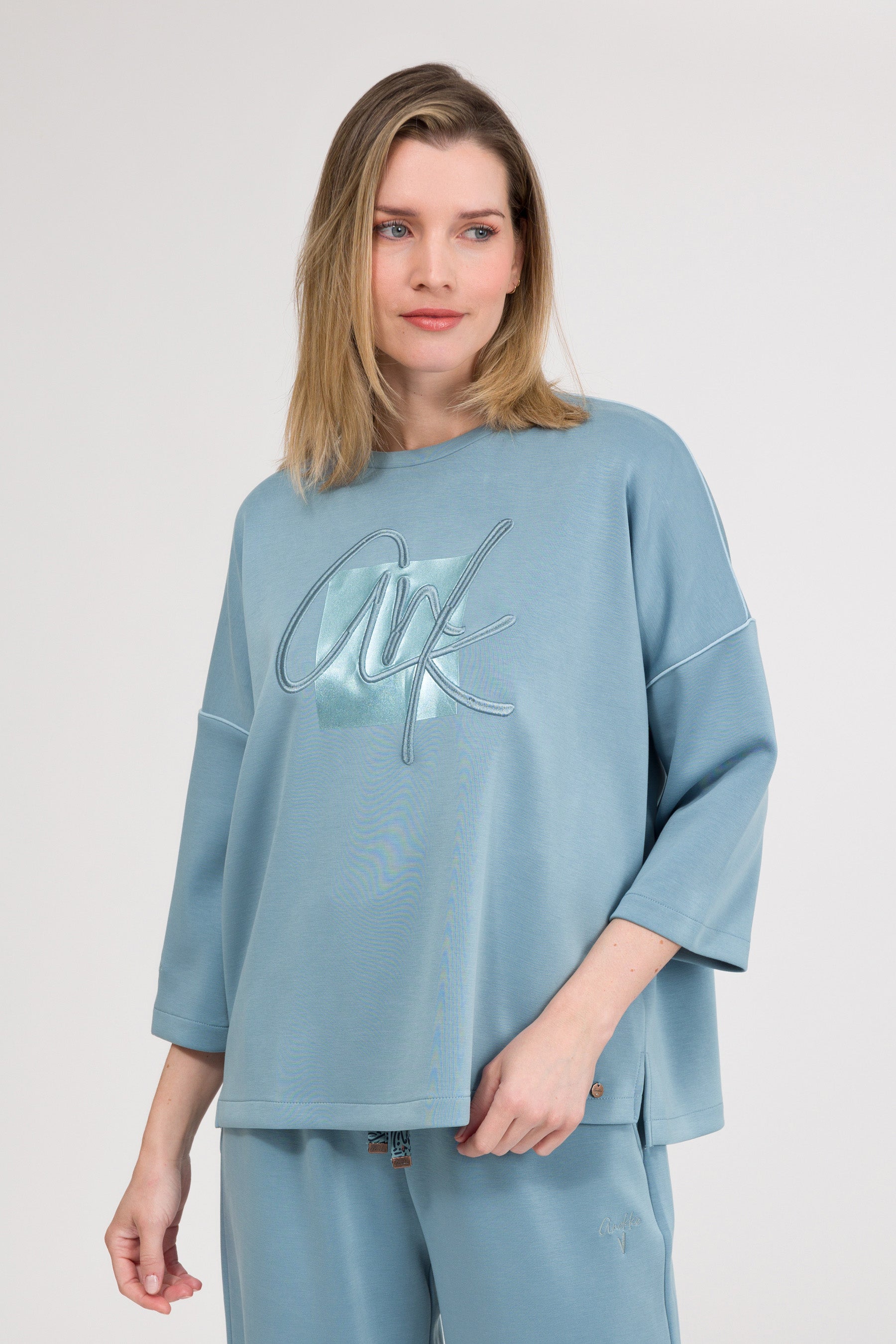 Blue short-sleeve sweatshirt
