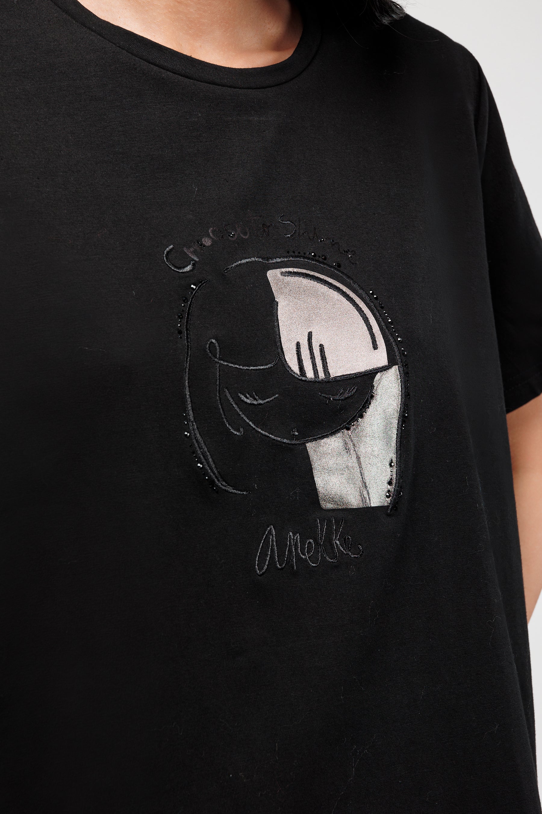 Black short-sleeved T-shirt with silver and bronze details
