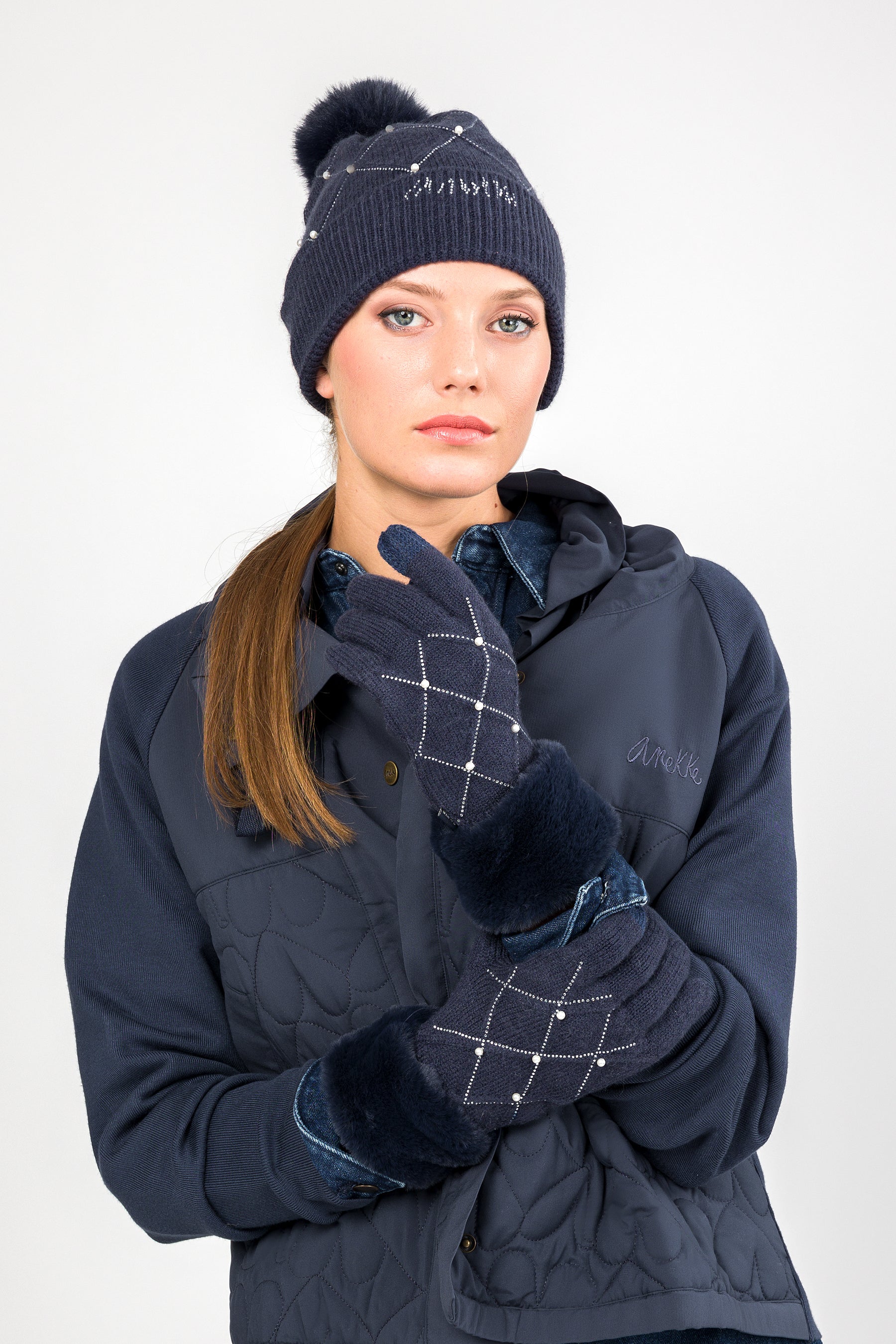 Black knitted gloves with details