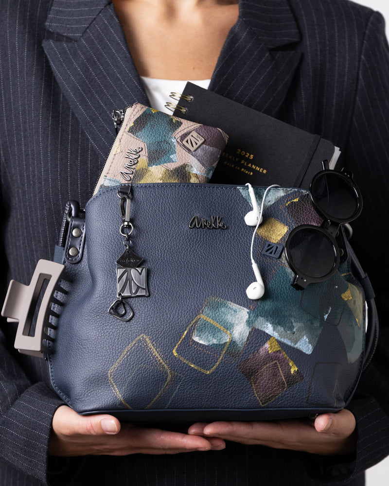 Evolution shoulder bag with shoulder strap