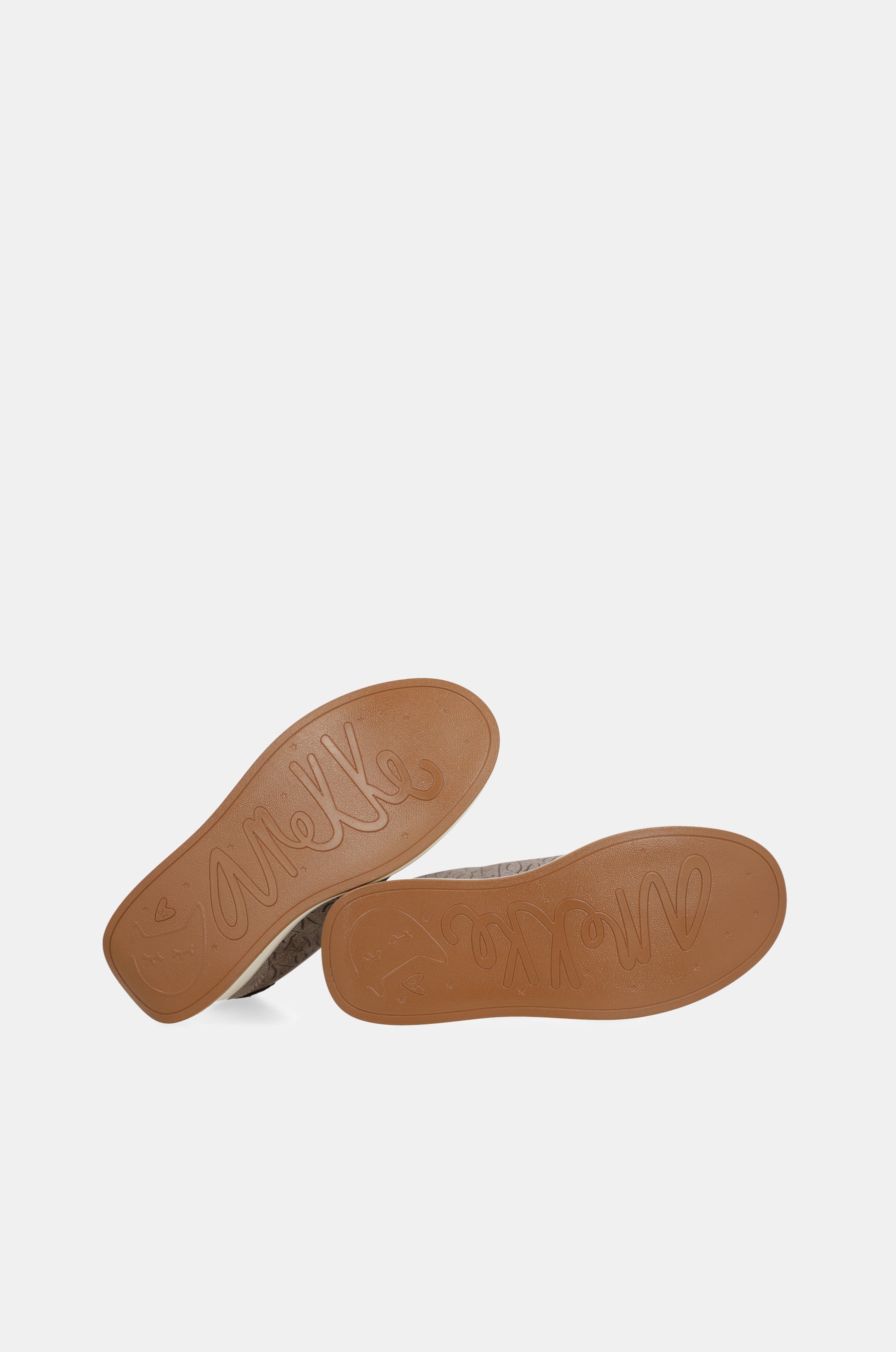 Casual ecru sneakers