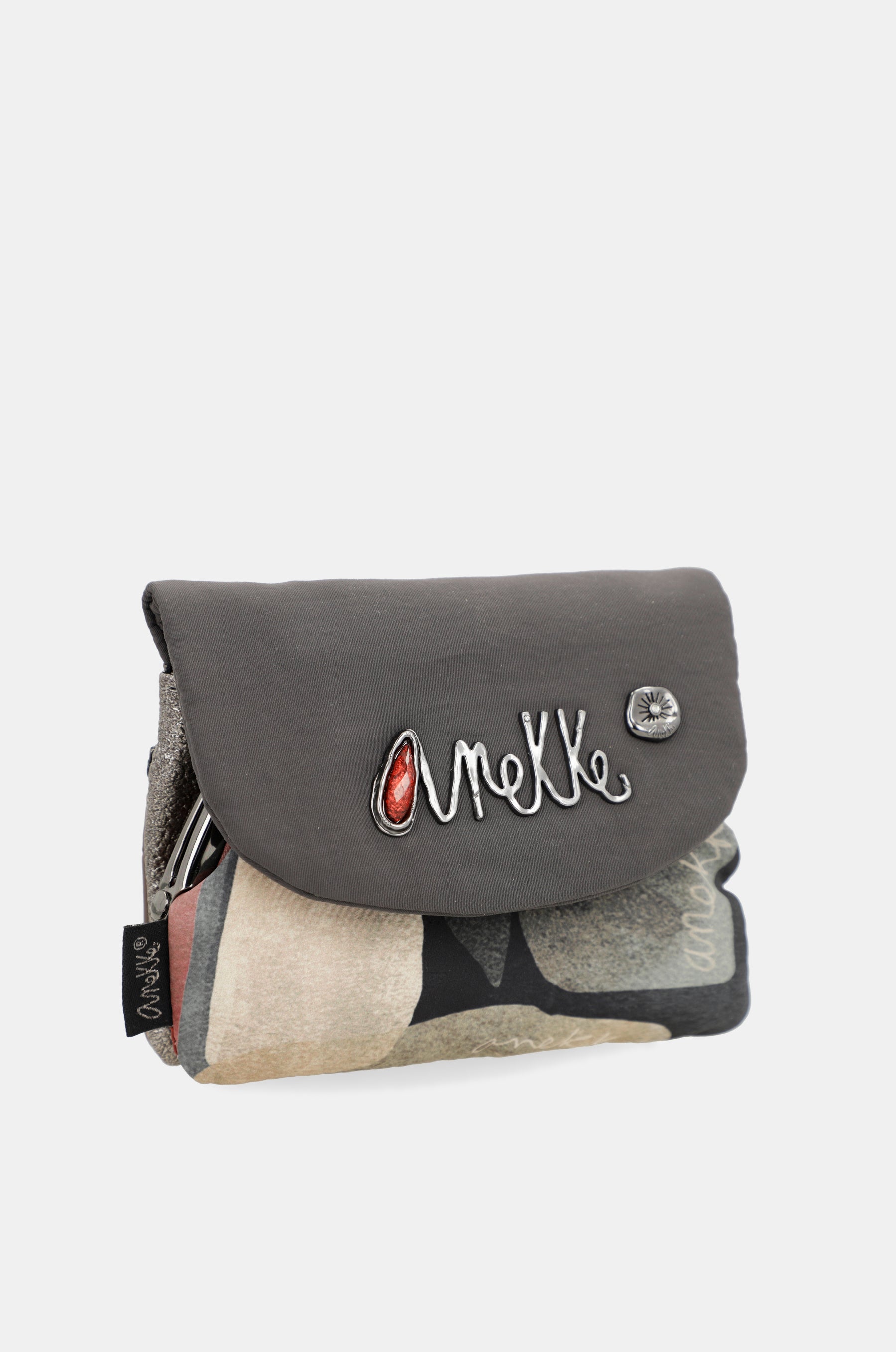 Imaginary coin purse with flap