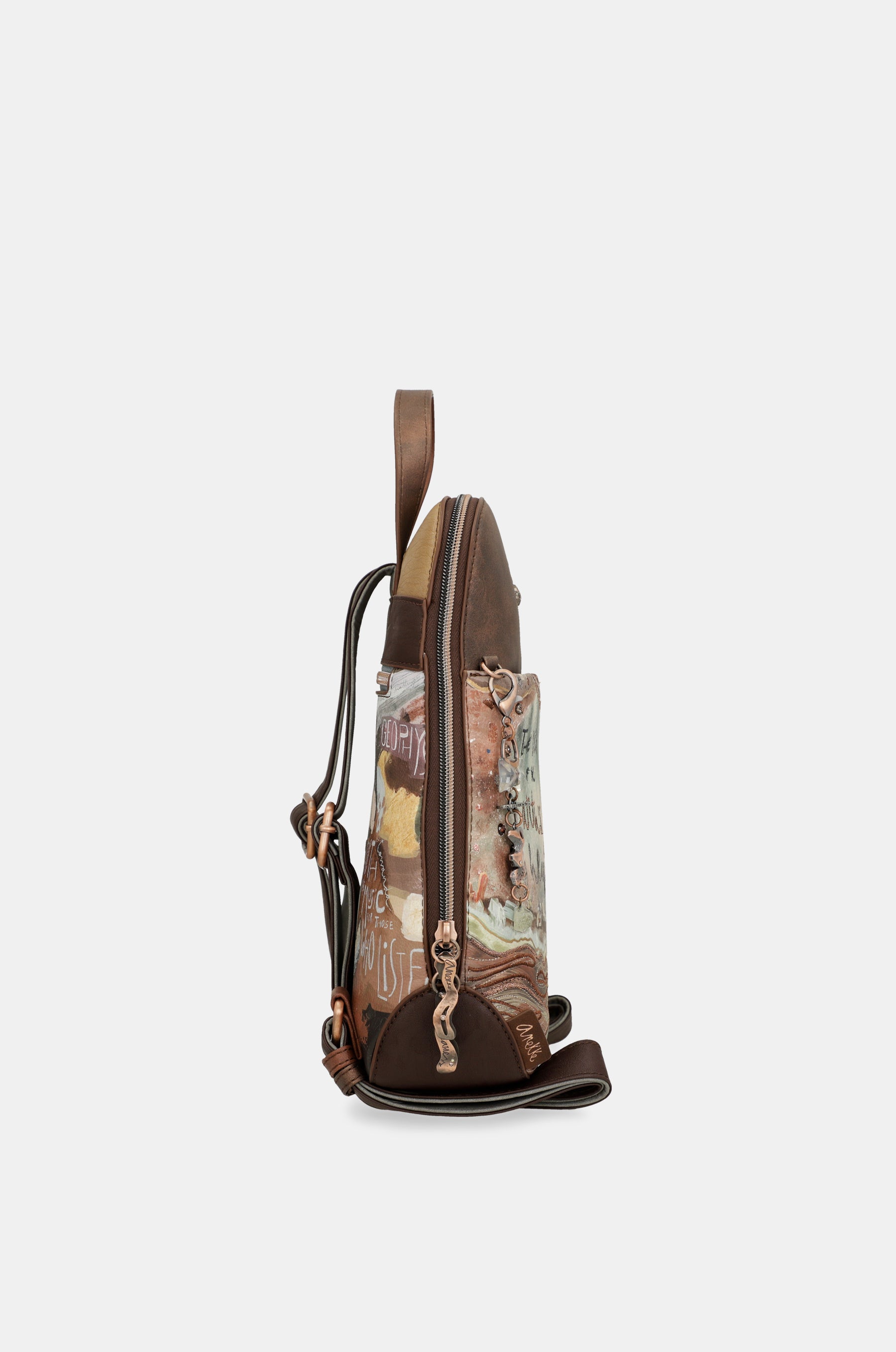 Core medium backpack for leisure use