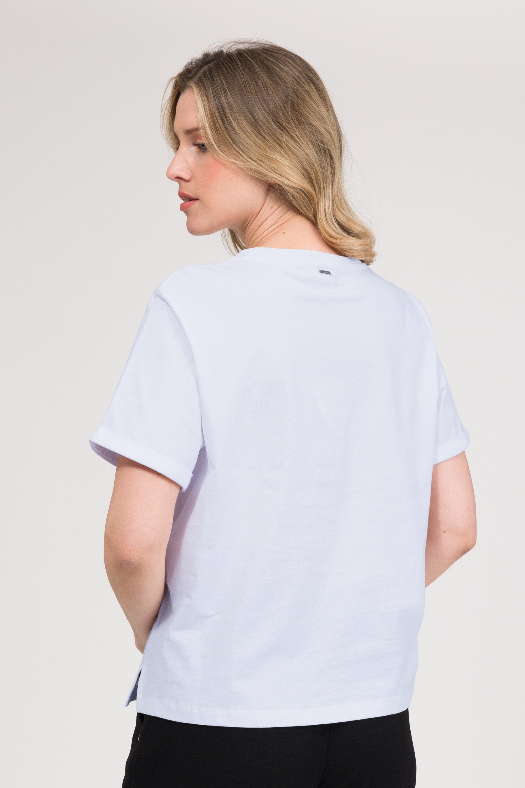White short-sleeve T-shirt