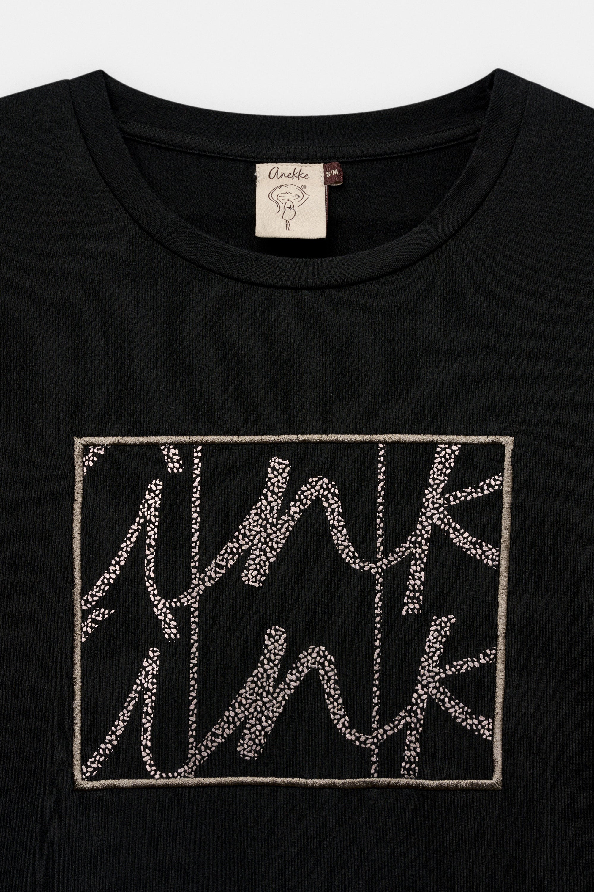 Black short-sleeve T-shirt