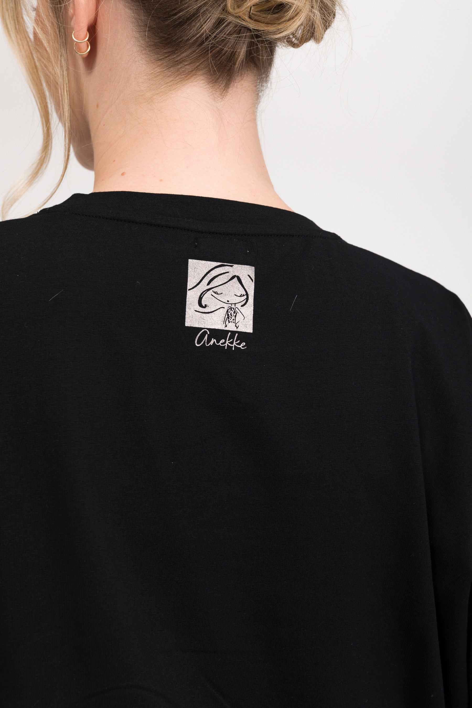 Black short-sleeve T-shirt