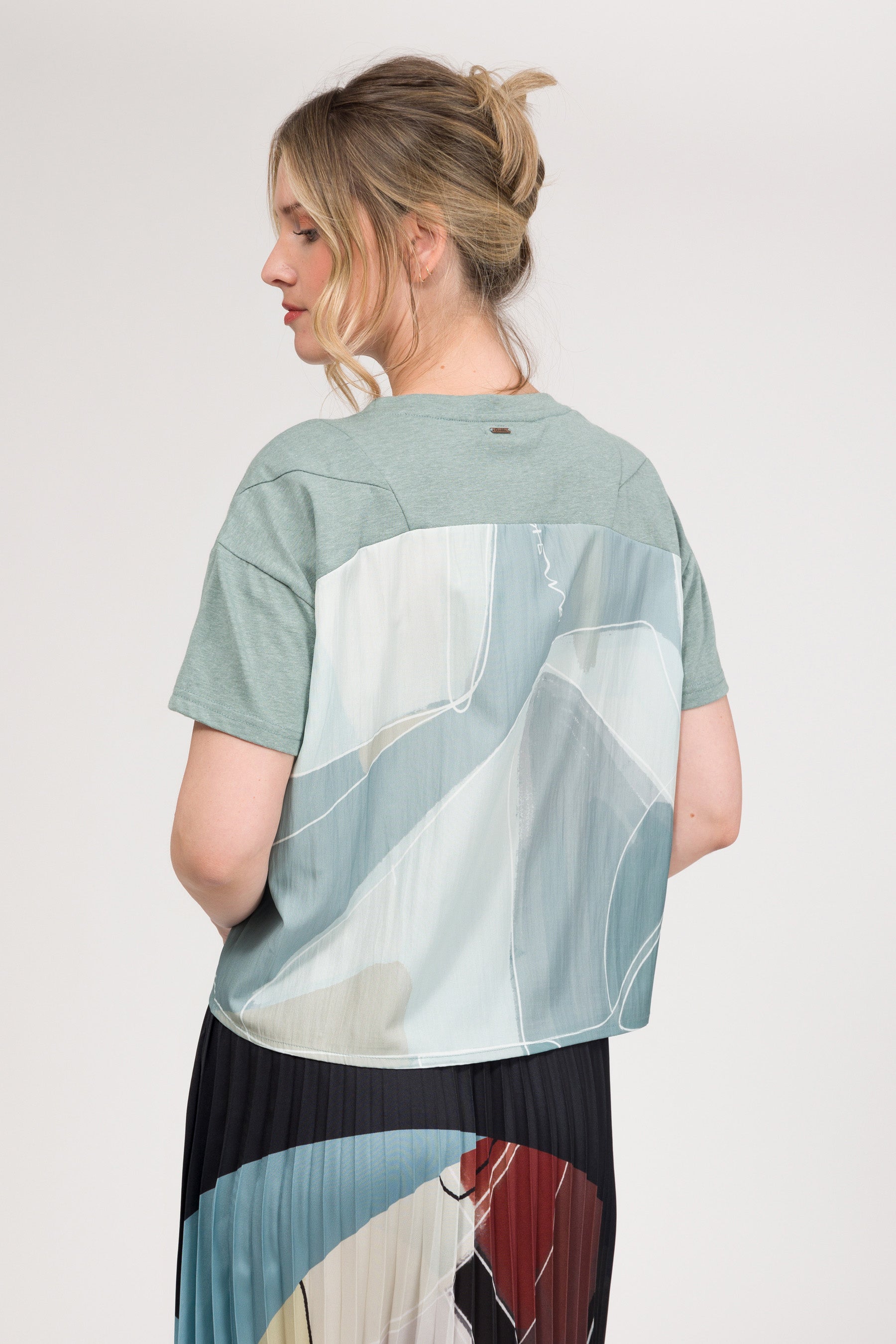 Blue short-sleeve T-shirt