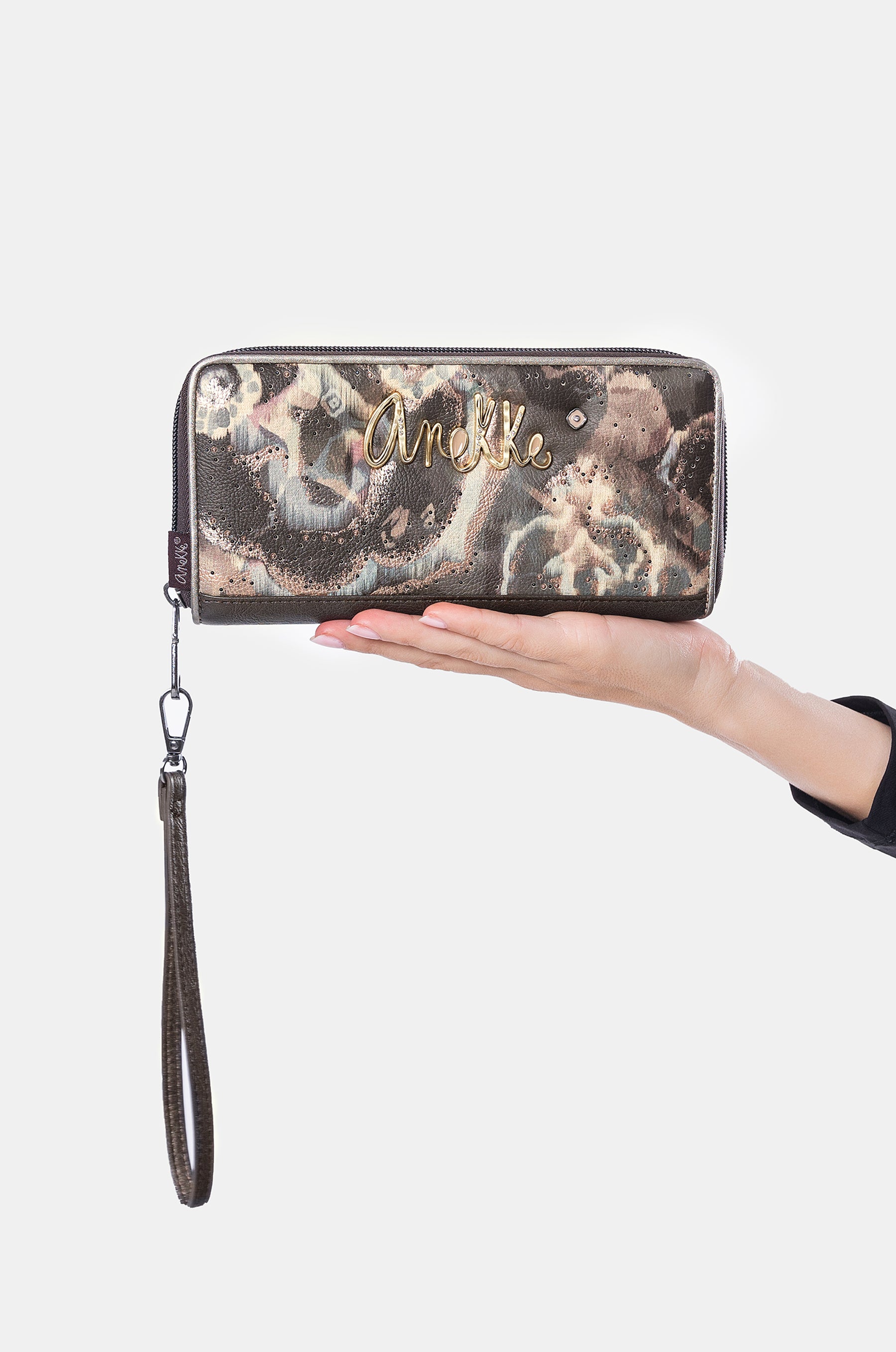 Manifesto large printed RFID wallet