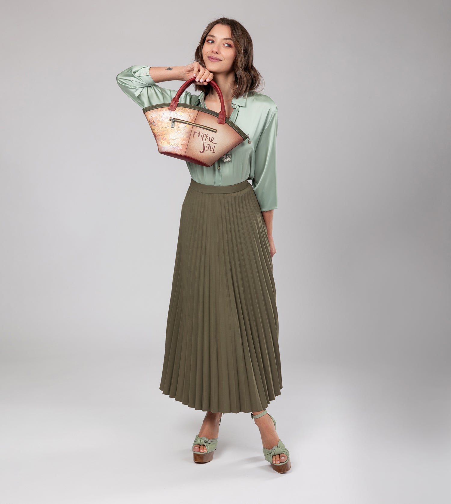 Peace & Love camel basket bag